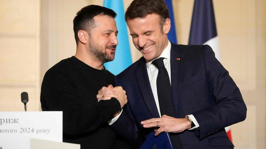 Ranskan presidentti Emmanuel Macron ja Ukrainan presidentti Volodymyr Zelenskyi presidentin Elysee-palatsissa Pariisissa 16. helmikuuta 2024 kahdenvälisen turvallisuussopimuksen allekirjoittamisen jälkeen perjantaina 16.2.2024.