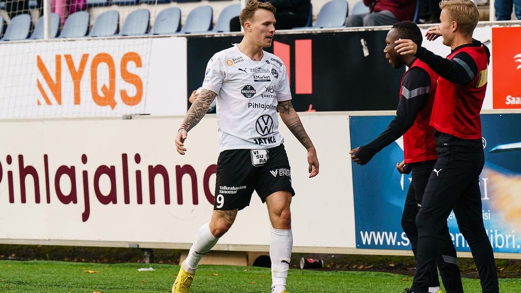 Lee Erwin (kuvassa valkopaidassa, tuulettamassa).