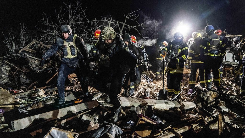 Pelastustyöntekijät kantavat raunioista uhria Kramatorskissa.