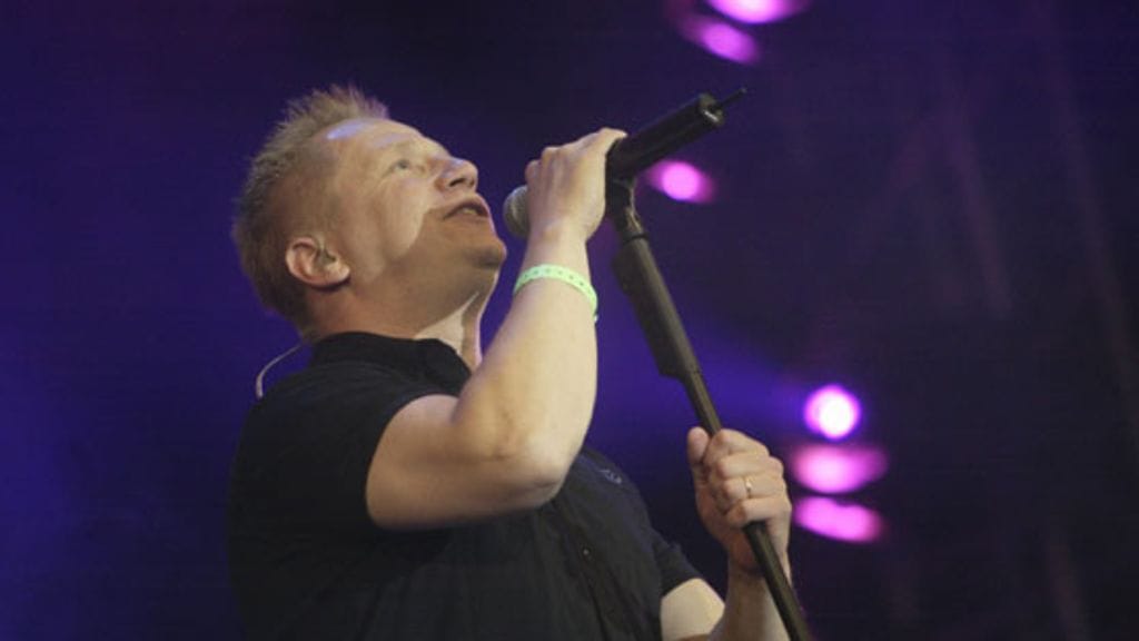 Lindholm laulaa mielellään yleisön suosikkibiisejä.