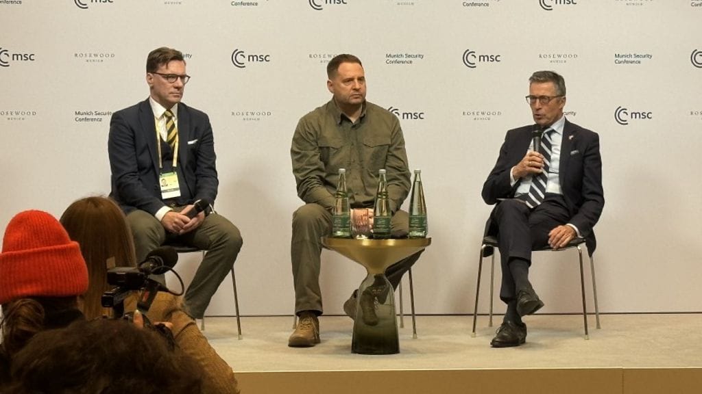 Kokouksen jälkeen järjestetyssä tiedotustilaisuudessa ohjausryhmän puheenjohtajat Anders Fogh Rasmussen ja Andri Jermak valottivat tarkemmin ryhmän tavoitteita.