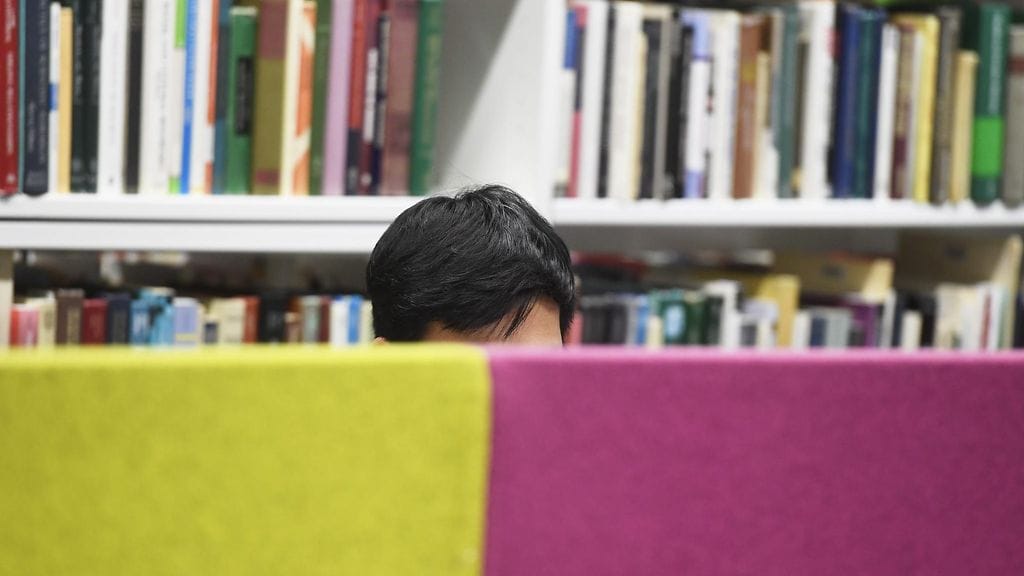 Opiskelija Helsingin yliopiston pääkirjastossa Kaisa-talossa Helsingissä joulukuussa 2019.