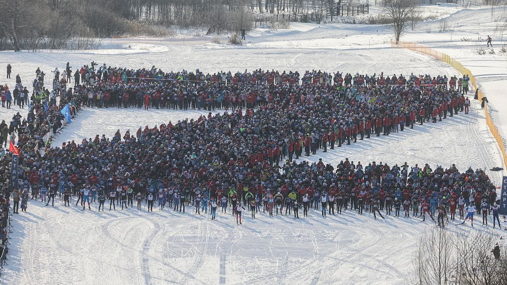 Hiihtäjät muodostivat Ski Track of Russia -tapahtumassa Z-kirjaimen antaakseen tuen Venäjän hyökkäykselle Ukrainaan.