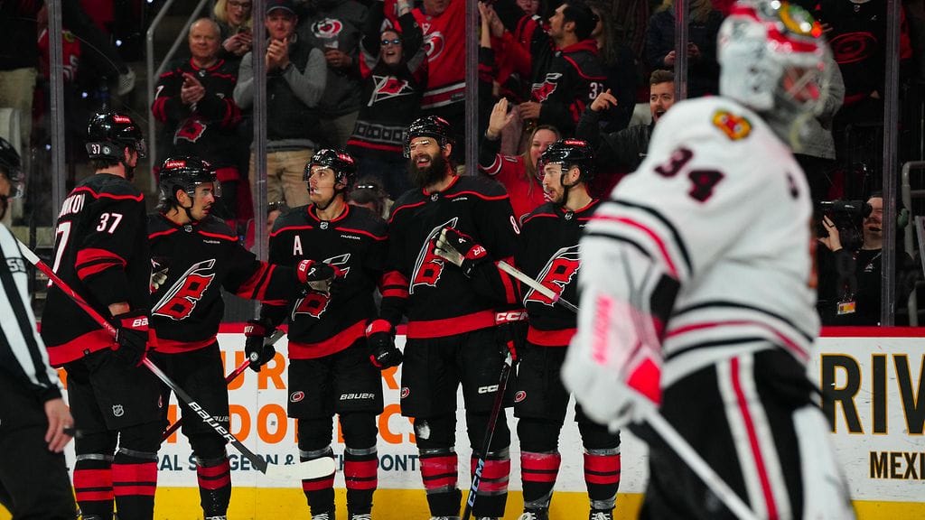 Sebastian Aho kiertää maalin ja naulaa hienon osuman