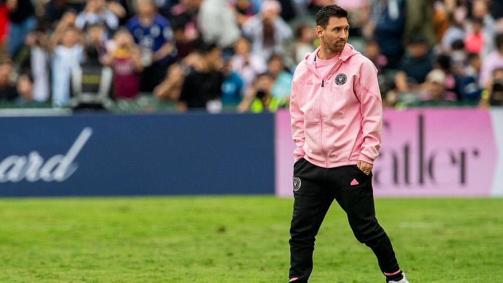 Lionel Messi näyttäytyi Hong Kongissa kentällä vain verryttelyasussa.