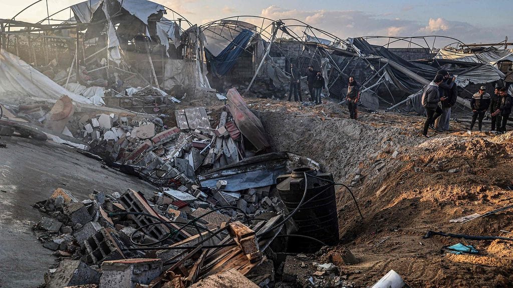 Palestiinalaiset tutkivat Israelin iskuissa tuhoutuneiden rakennusten raunioita Rafahissa, Gazassa 19. helmikuuta.