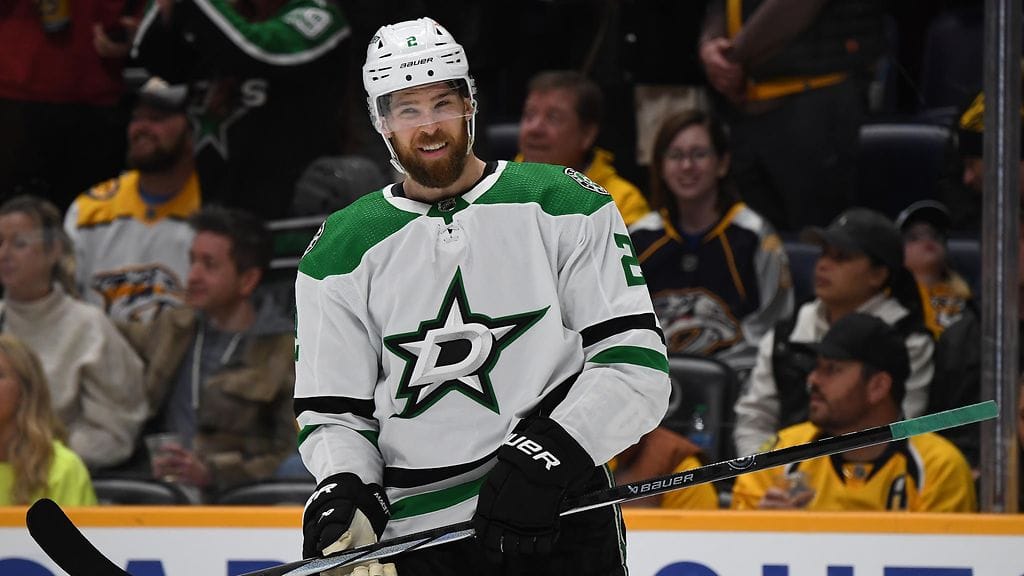 Jani Hakanpää yllätettiin NHL:ssä – järkälemäisen suomalaispakin työväline vaatikin erikoisluvan