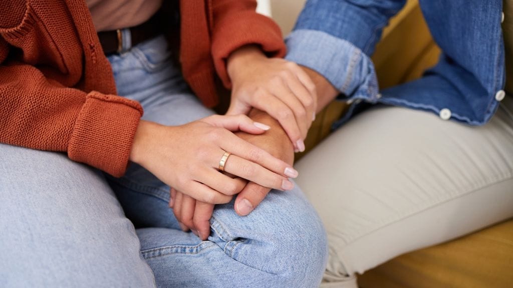 pariskunta lohduttaa toisiaan