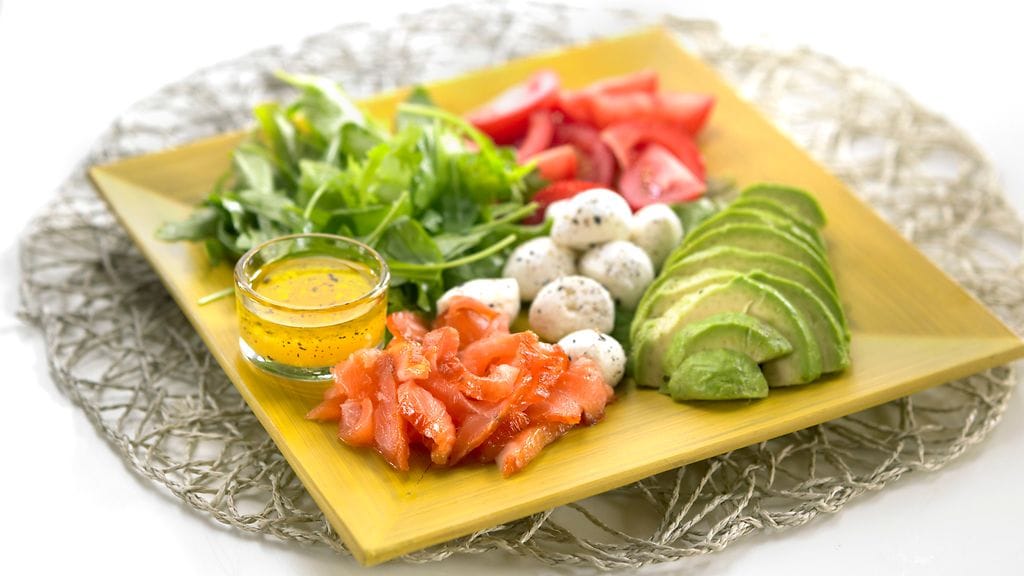 lohi-mozzarellasalaatti copy