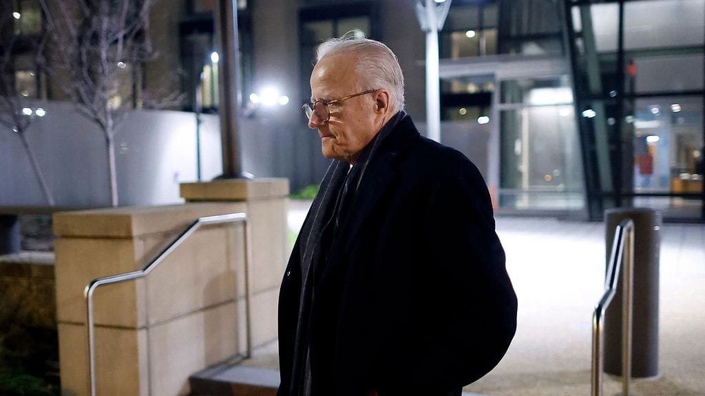 James Biden lähtemässä Thomas P. O'Neill Juniorin mukaan nimetystä liittovaltion hallinnollisesta keskuksesta keskiviikkona 21. helmikuuta.