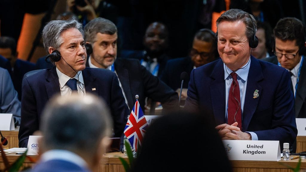 Kuvassa vasemmalla Yhdysvaltain ulkoministeri Antony Blinken ja oikealla Iso-Britannian entinen pääministeri, nykyinen ulkoministeri David Cameron Rio De Janeirossa keskiviikkona 21. helmikuuta.