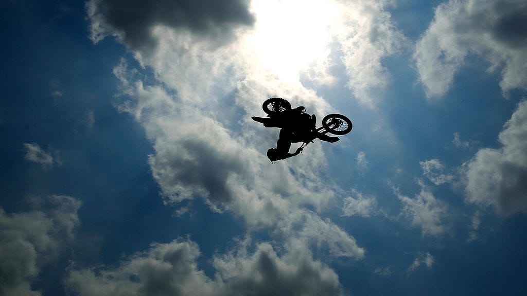 Freestyle-motocrossin huippu on poissa. Kuvituskuva.