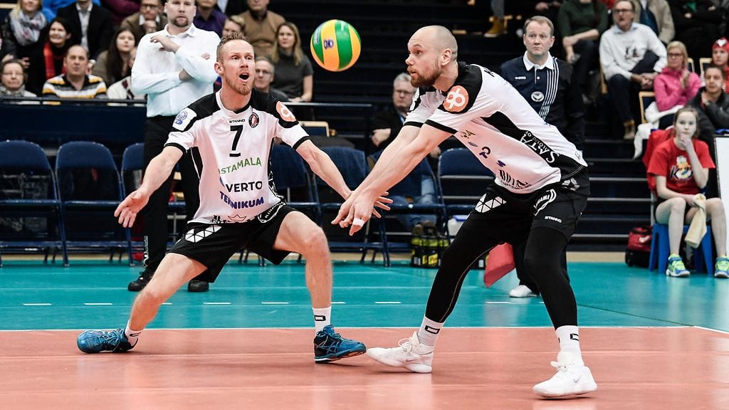 Mikko Esko (vas.) ja Olli Kunnari tekivät pitkän yhteisen tien Suomen lentopallomaajoukkueen kantavina voimina.