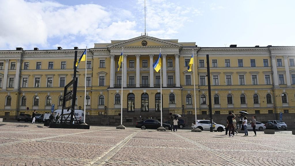 Ukrainan liput liehuivat Valtioneuvoston linnan edustalla myös viime vuonna Ukrainan kansallispäivänä elokuussa.