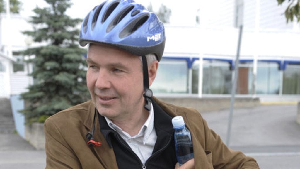 Pekka Haavisto kertoo pyöräilevänsä kesäkaudet.
