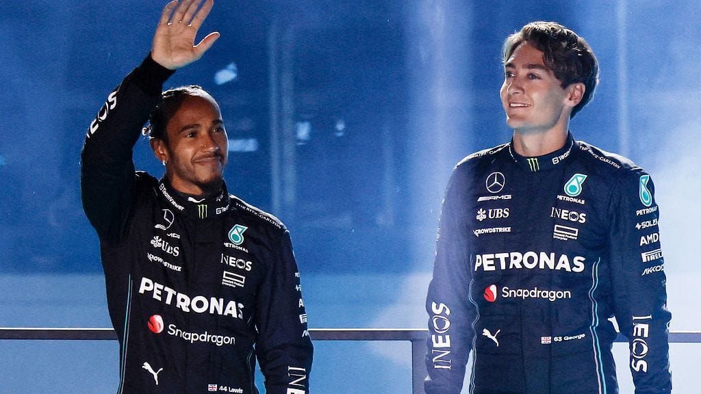 Lewis Hamilton (vasemmalla) ja George Russell (oikealla).