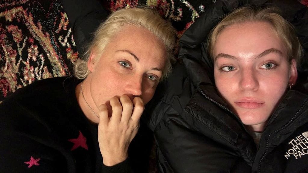 Kuolleen Aleksei Navalnyin vaimo Julia Navalnaja ja tytär Dasha julkaisivat yhteiskuvan X:ssä 22. helmikuuta 2024.