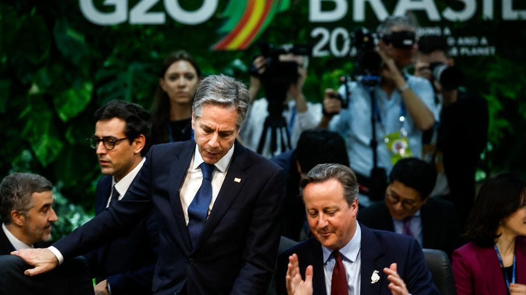 Yhdysvaltain ulkoministeri Antony Blinken ja Ison-Britannian ulkoministeri David Cameron G20-kokouksen avauksessa Rio de Janeirossa, Brasiliassa, 21. helmikuuta 2024.