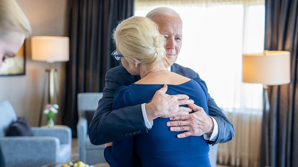 Yhdysvaltojen presidentti Joe Biden halasi Aleksei Navalnyin leskeä Julia Navalnajaa San Fransiscossa, Kaliforniassa, 22. helmikuuta.