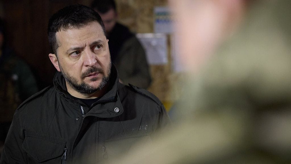 Ukrainan luovuttamassa kuvassa Zelenskyi vierailulla helmikuussa rintamalla Kupjanskissa lähellä Harkovaa ja Belgorodia.