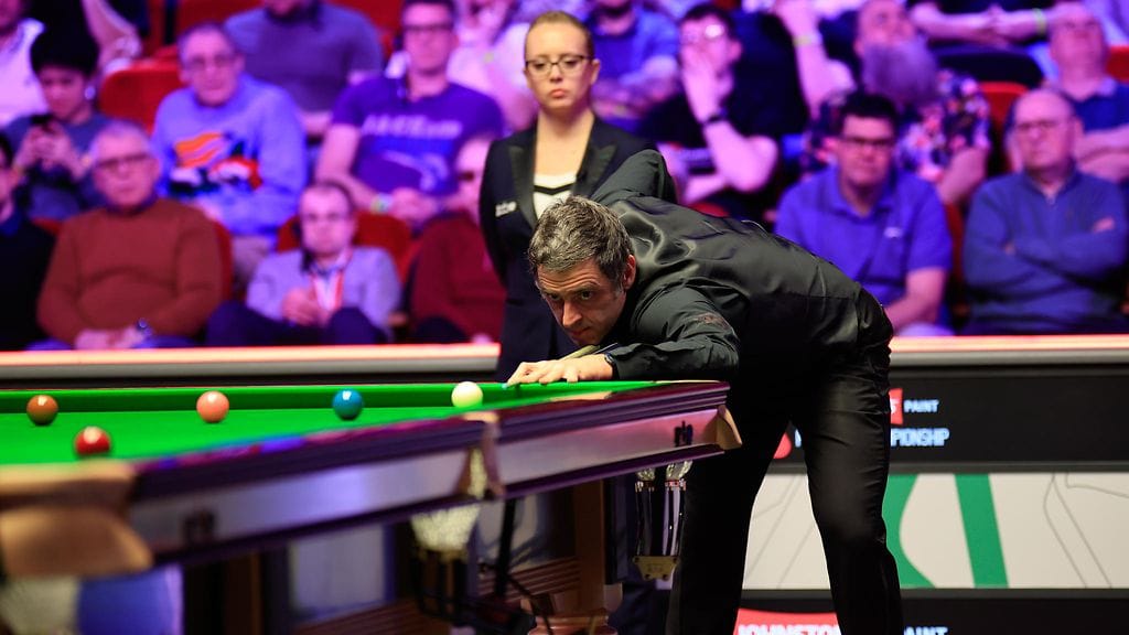 Ronnie O'Sullivanin ja tuomari Desislava Bozhilovan (takana) välillä nähtiin erikoinen episodi.