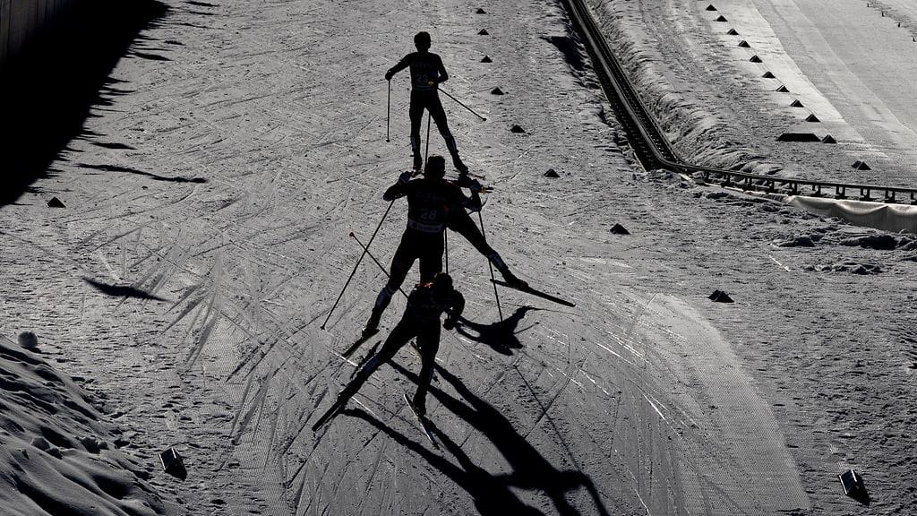 Hiihtäjä yllätti tyttöystävänsä tempauksellaan. Kuvituskuva.