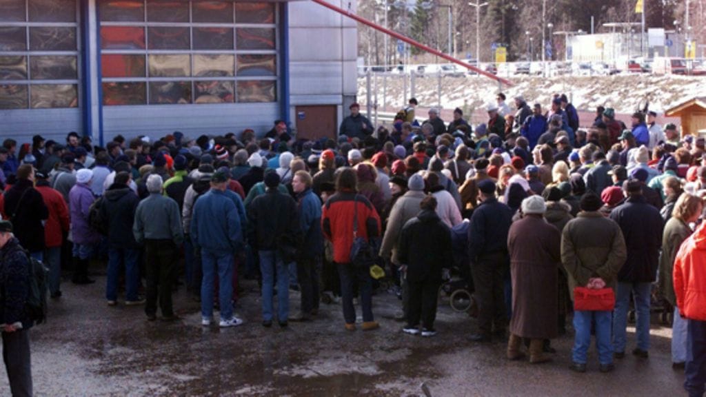 Leipäjonossa ihmiset saavat toisiltaan vertaistukea.