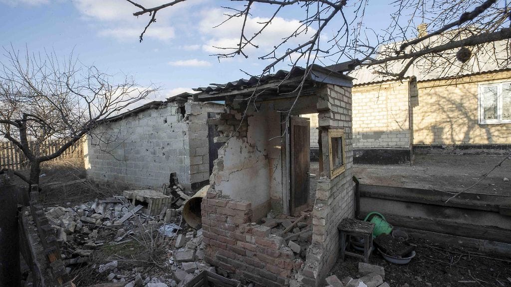 Asuinrakennus tykistötulen jälkeen Marjinkan kaupungissa.