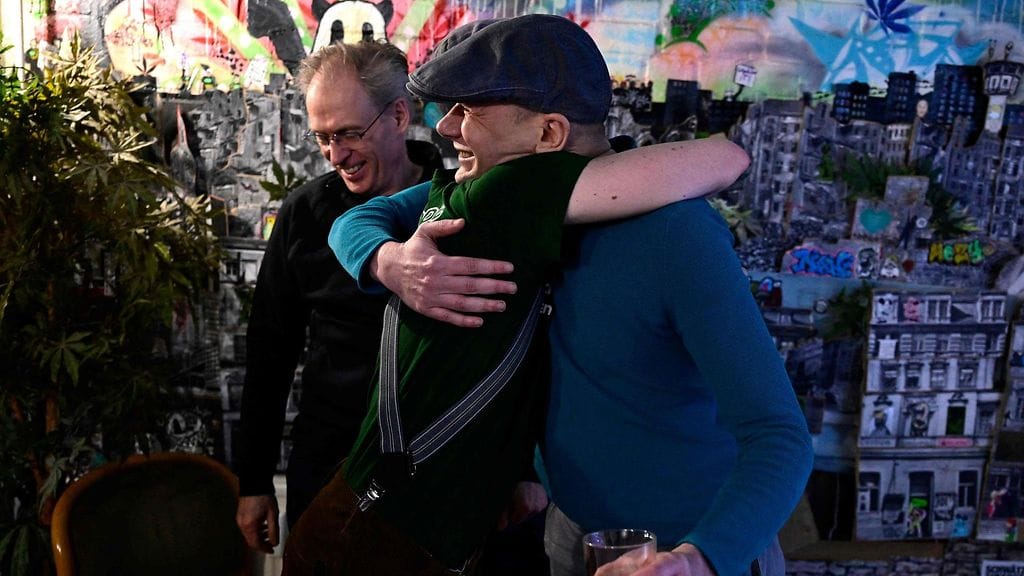 LK 23.2.2024 Kannabiksen laillistamisen kannattajat iloitsivat Saksan parlamentin alahuoneen päätöksestä kannabiksen dekriminalisoinnista 23. helmikuuta 2024 Berliinin hamppumuseossa.