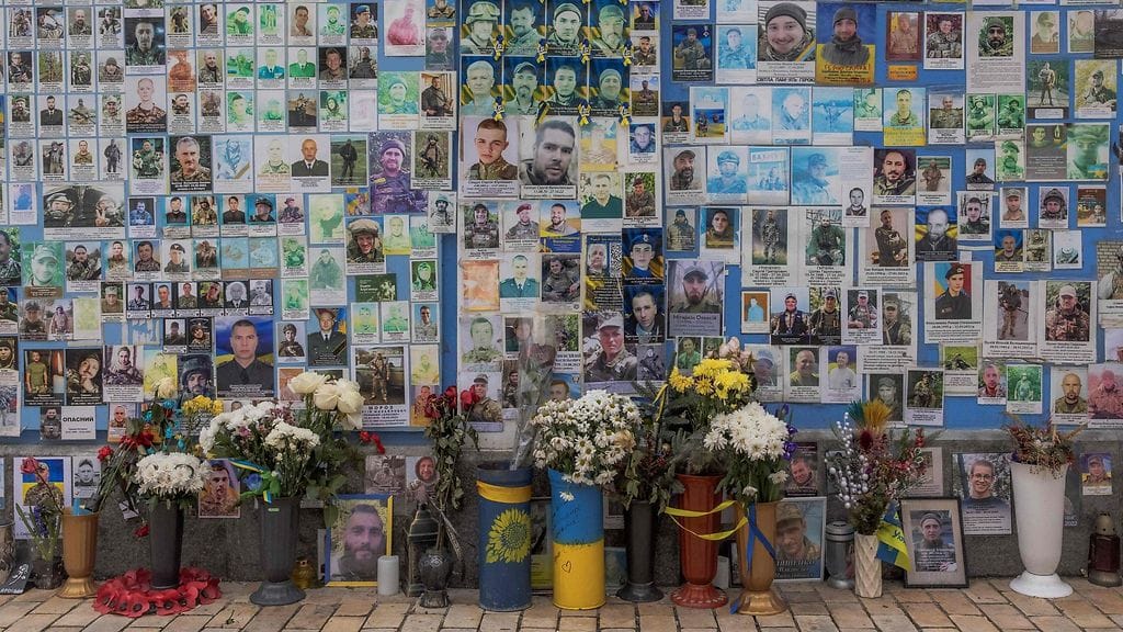 Kiovan keskustan muistoseinään on koottu kaatuneiden ukrainalaissotilaiden kuvia.