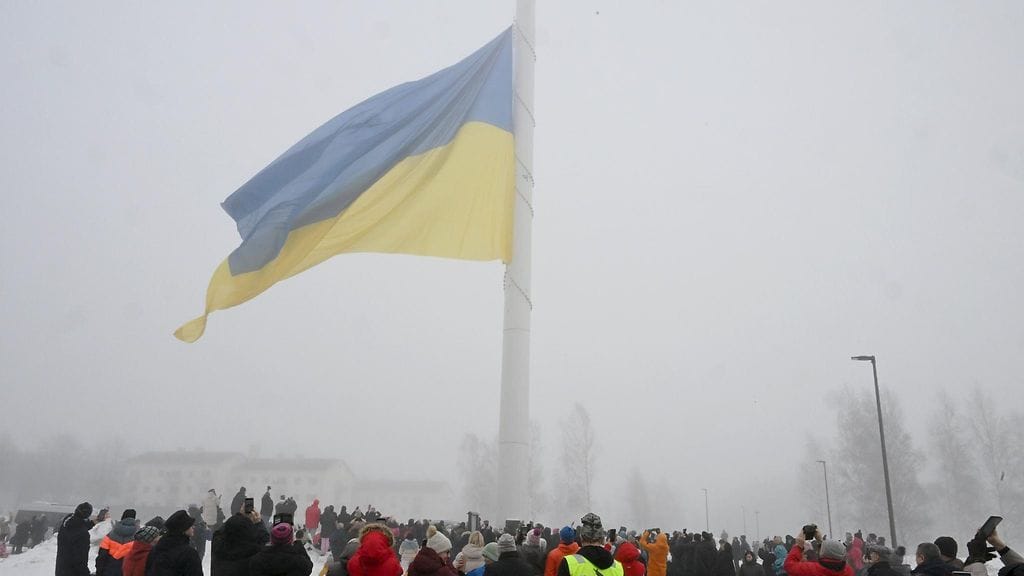 Suurikokoinen Ukrainan lippu nostettiin Haminan sata metriä korkeaan lipputankoon sumuisessa säässä.