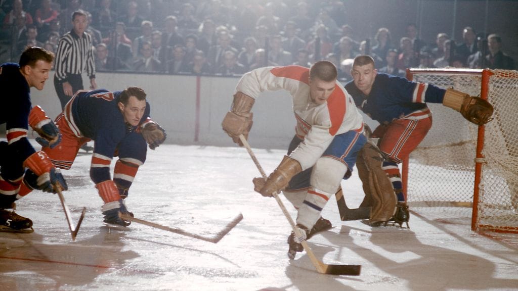 Valkopaitainen Jean-Guy Talbot New York Rangersin ja Montrealin välisessä NHL-ottelussa Madison Square Gardenissa lokakuussa 1957.