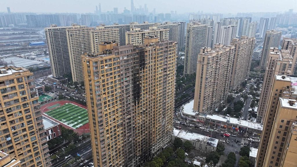 LK 24.2.2024 Ilmakuva tulipalosta asuinrakennuksessa Nanjingin kaupungissa, Jiangsun maakunnassa 23. helmikuuta 2024. Ainakin 15 ihmistä on kuollut ja 44 loukkaantunut asuinrakennuksen tulipalossa Itä-Kiinan Nanjingissa.