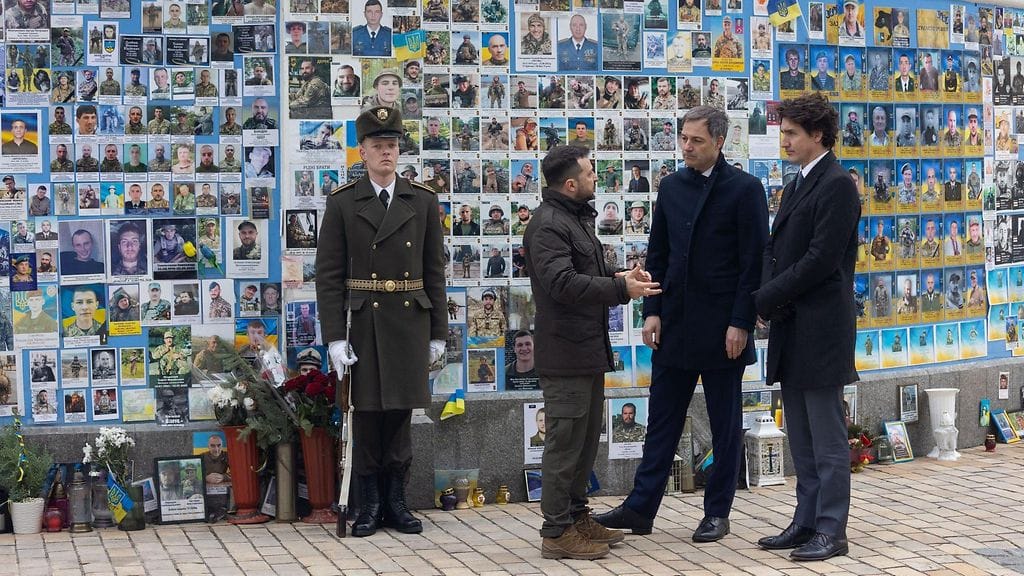 LK 24.2.2024 Ukrainan presidentti Volodymyr Zelenskyi, Kanadan pääministeri Justin Trudeau ja Belgian pääministeri Alexander De Croon seppeleenlaskuseremoniassa kaatuneiden puolustajien muistomuurilla Kiovassa sodan 2. vuosipäivänä.