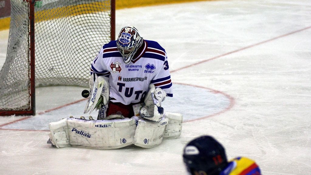 Petri Koivisto (kuvan maalivahti) edusti kaudella 2007–08 TUTOa.