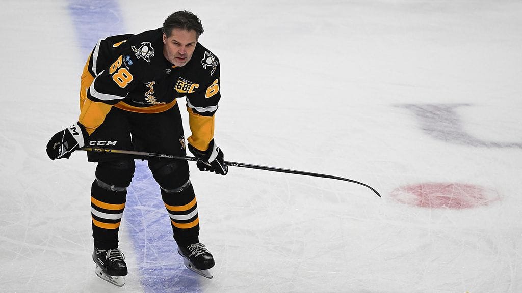 Jaromir Jagr oli mukana myös Penguinsin alkulämmöillä.