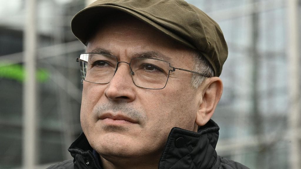 LK 25.2.2024 Venäjän entinen oligarkki Mihail Hodorkovski kutsuvieraana Kaksi vuotta täysimittaista terroria -mielenosoituksessa Helsingissä 25. helmikuuta 2024