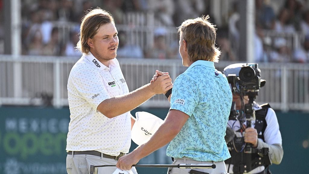 Sami Välimäki onnitteli kilpailun voittanutta Jake Knappia taiston tauottua.