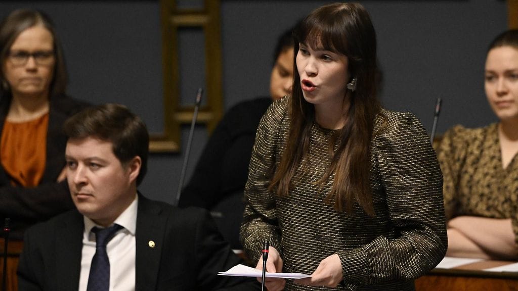 Keskustan Hilkka Kemppi eduskunnan suullisella kyselytunnilla Helsingissä 22. helmikuuta 2024.