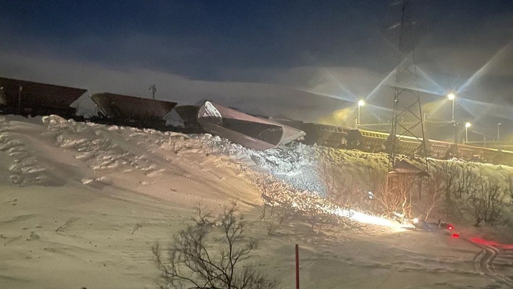 Malmijuna suistui kiskoilta Malmiradalla Vassijauressa Pohjois-Ruotsissa lähellä Norjan rajaa lauantaina.