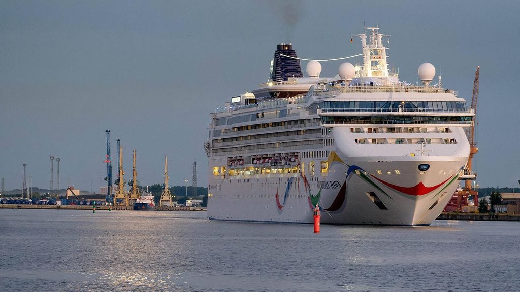 Risteilyalus Norwegian Dawn lähdössä telakalta Papenburgista, Saksasta vuonna 2022.