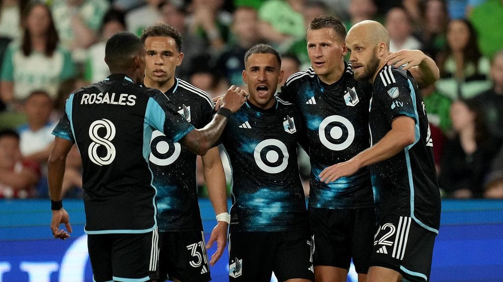 Teemu Pukki (oikealla) ja Robin Lod (toinen oik.) saavat uuden päävalmentajan.