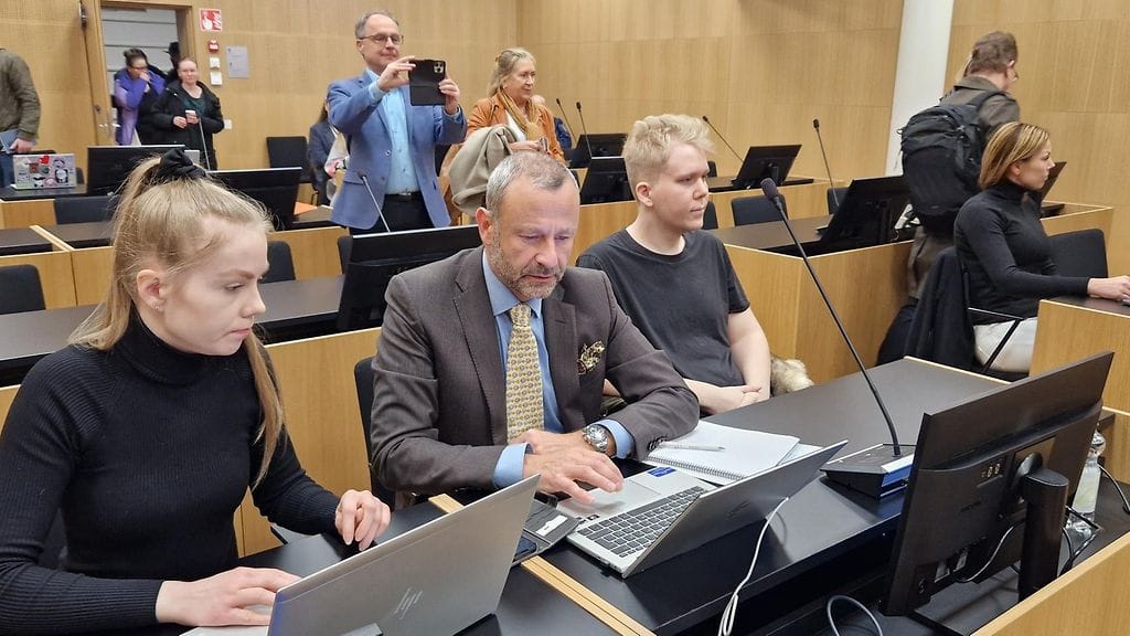 Julius Kivimäen puolustaja Peter Jaari (kesk.) kertoi tiistaina MTV:lle arvionsa siitä, miksi Kivimäki päätti kadota poliisin tutkasta.