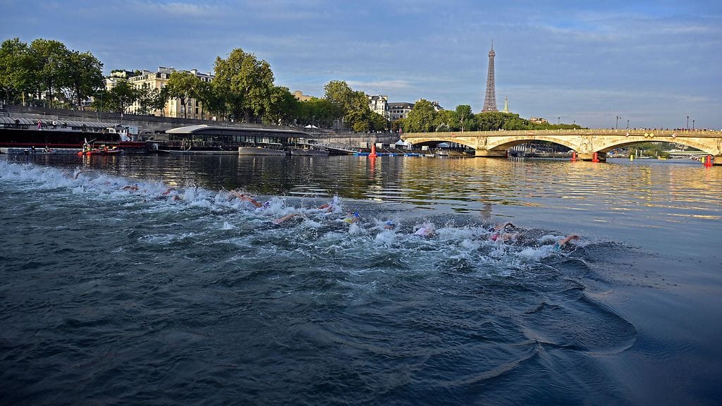 Triathlonisteja uimassa Seine-joessa elokuussa 2023.