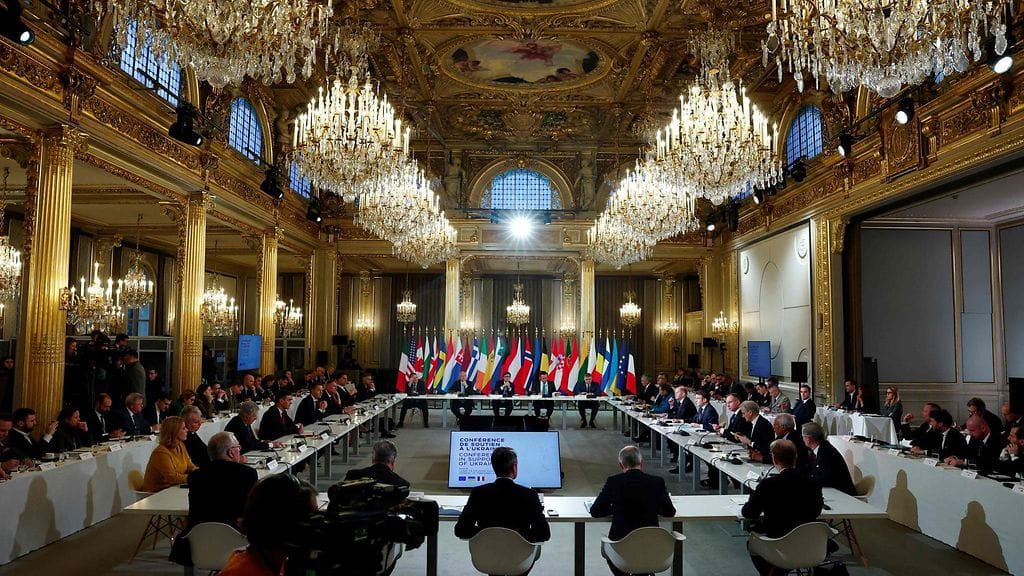 Joukko länsimaisia johtajia kokoontui keskustelemaan Ukrainan tukemisesta Élysée-palatsissa Pariisissa maanantaina.