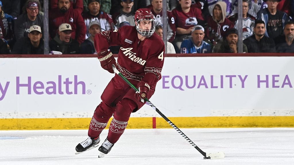 Juuso Välimäki joutui pelaamaan tovin kokovisiirillä saatuaan kiekon voimalla kasvoihinsa.