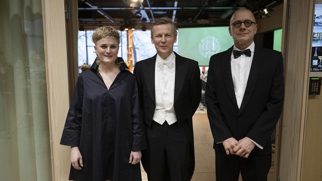 Näytelmäkirjailija, ohjaaja ja dramaturgi Heini Junkkaala, fysiikan professori Jukka Pekola sekä kuvanveistäjä Villu Jaanisoo (oikealla) vastaanottivat Suomen Kulttuurirahaston jakaman palkinnon merkittävästä kulttuuriteosta Helsingissä 27. helmikuuta 2024.