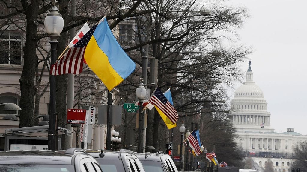 Ukrainan ja Yhdysvaltojen lippuja maan pääkaupunki Washingtonissa vuonna 2022.