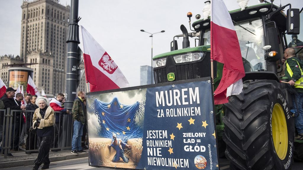 Puolalaiset maanviljelijät marssimassa Puolan pääkaupungissa Varsovassa tiistaina 27. helmikuuta. Maanviljelijät vastustavat Euroopan unionin maatalouspolitiikkaa ja Euroopan komission äskettäistä päätöstä jatkaa tullivapaata kauppaa Ukrainan kanssa vuoteen 2025 asti.