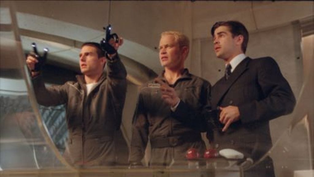 Neal McDonough ja Colin Farrell seuraavat, kun Tom Cruise käyttelee läpinäkyvää näyttöä elokuvassa Minority Report, 2002